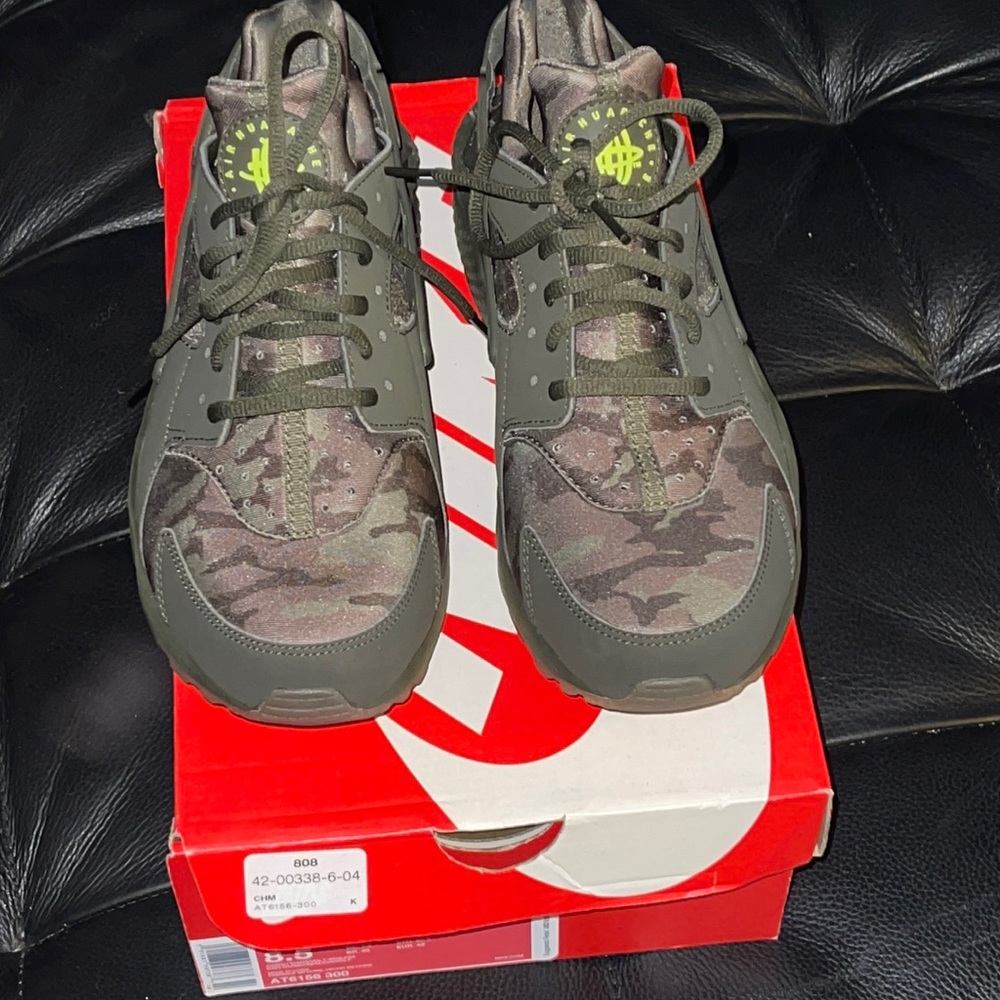 NIKE AIR HUARACHE RUNNING SNEAKER - camouflage